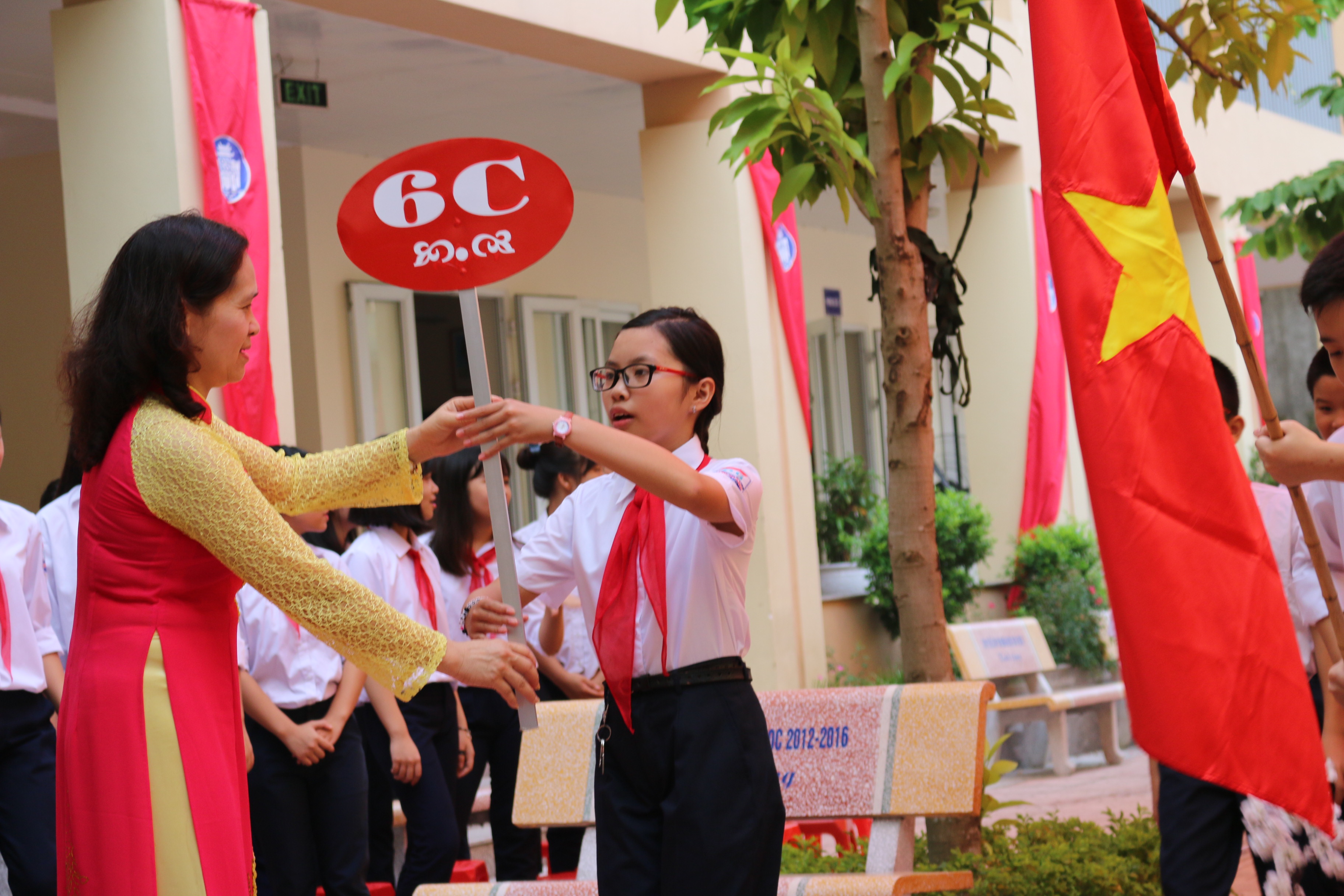 Cô Mai Thị Lan - Hiệu trưởng nhà trường trao biển lớp cho học sinh.JPG